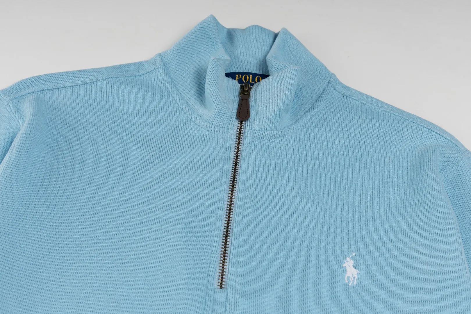 P230 #R97 Ralph lauren twelve-color embroidered pony logo half-zip high-neck long-sleeved knitted sweatshirt. The same style for men and women. The new half-zip sweatshirt for couples to wear in autumn is here! This kind of sweatshirt is really popular this year, even more popular than the hooded sweatshirt. Open the zipper and it can be used as a large lapel, which makes it more fashionable. The color of the classic design of the little war horse on the chest is matched with the embroidery. The simple zipper design echoes the brand logo, so you don’t need to match too much. The sweater version is loose enough! The fabric is custom-woven and dyed 100 cotton. 320g high gram weight 100% cotton knitted cotton with a certain thickness. The fabric is soft and comfortable, and the three-dimensional fabric is full of texture. The stitching is three needles and five threads, which is beautiful and strong. The pattern is also good. Although it is loose, it does not look bulky! - It is not a popular color scheme on the street. The color is pure and highly recommended. The upper body has a particularly high rate of turning heads. Loose style. Big drop shoulder OS style. Same style for men and women. Couple wear. Versatile and practical! Color: Gray, navy, khaki, green label, oatmeal brown label, apricot, black, army green, burgundy, pink, dark gray, light blue, white. Size: S M L XL Length: 70/72/74/76 Bust: 53.5/55.5/57.5/58.5 Shoulder width: 44/45/46/47 Sleeve length: 61/62/63/64